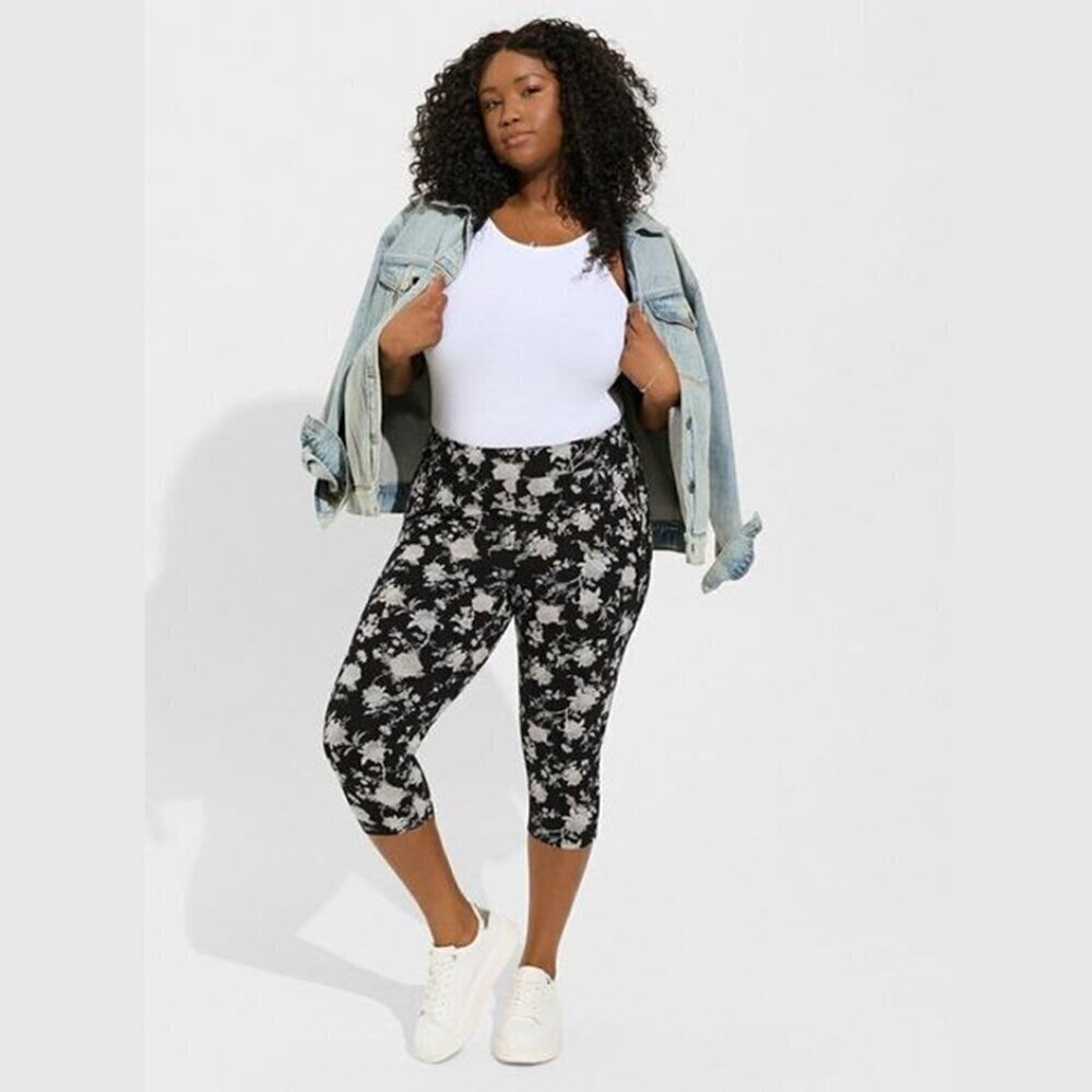 Torrid - Pedal-Pusher Pocket Legging in Deep Blooms, Deep Black & Greys​​​​​​